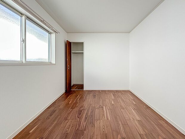 5号棟【洋室6帖】昨今のトレンドになりつつあるのが、広過ぎず、快適すぎない子ども部屋。勉強と寝るだけの部屋にすることで閉じこもりがなくなり、リビングで過ごす時間が増えると言われています。