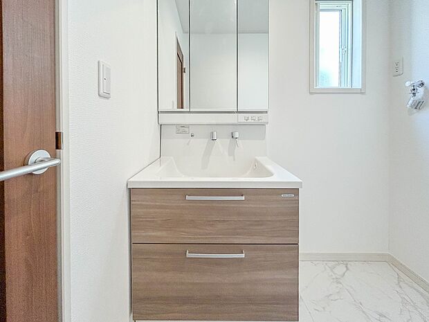 5号棟【洗面台】 十分な大きさの洗面台は、身だしなみチェックや歯磨きなど、朝の慌ただしい時間でもホテルライクなスペースで余裕とゆとりを感じて頂けます。