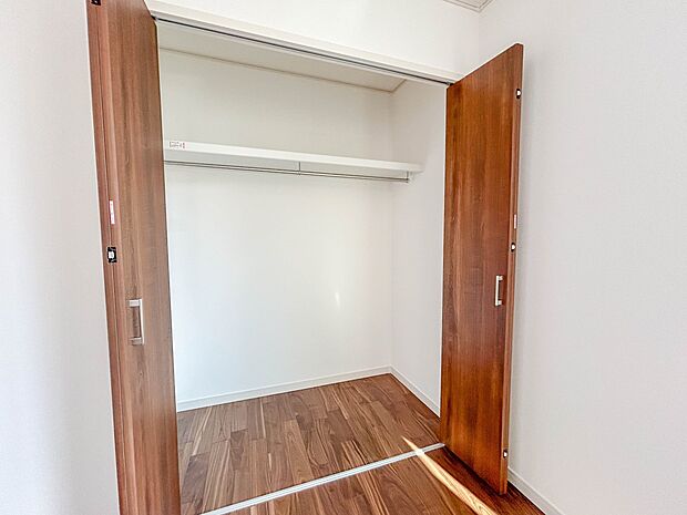 5号棟【収納】壁面クローゼットのメリットは、衣類が横一列に並ぶためひと目で洋服が選びやすいこと。衣類をたくさんお持ちの方も、限られたスペース内に無理なく収納することができます。