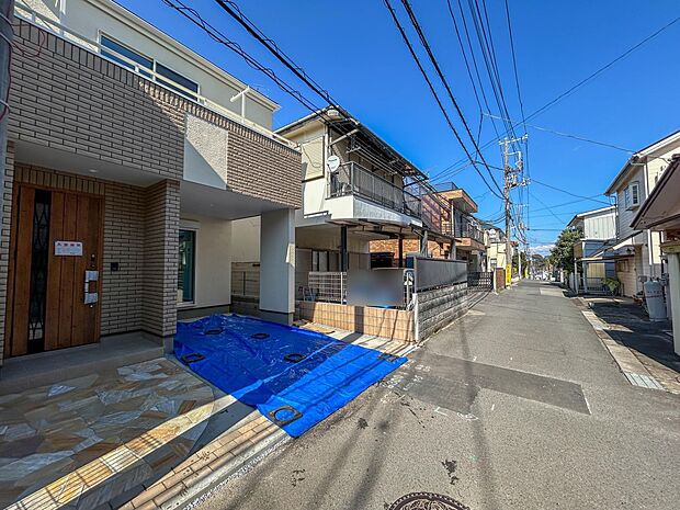 5号棟【前面道路4.5ｍ】家の前をまっすぐの通りが走っている。クルマは少なく、人々は毎朝、ウォーキング、ジョギング、犬の散歩など、フリーな朝時間を過ごしている。