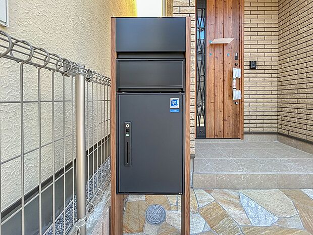 5号棟【宅配ボックス】ネットショッピングなどでお買い物したものの受け取りに手間が省けます。