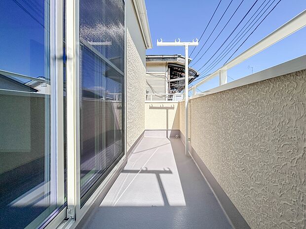 5号棟【バルコニー】 バルコニーから差し込む陽光・通風は、住環境・快適性と共に有り続ける貴重な「財産」です。