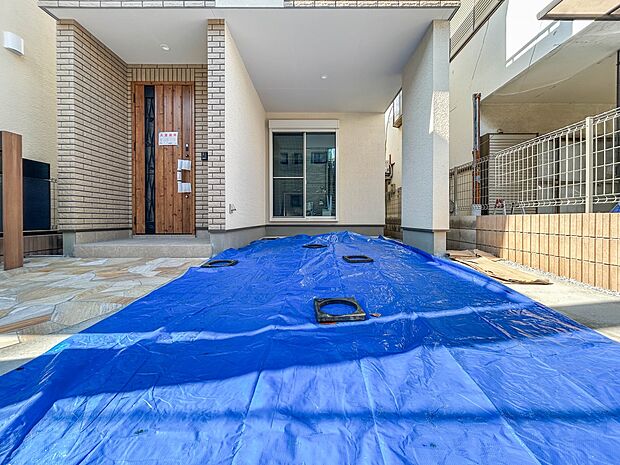 5号棟【駐車場】毎日の生活にマイカーが必須という方は、購入を検討する際、駐車場があることは大事な条件です。毎日の通勤や家族の送迎、買い物やお出かけなどクルマのある暮らしを満喫したい方は要チェ…