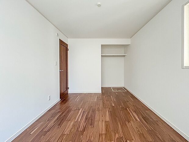 5号棟【洋室6.8帖】充実した生活は伸びやかな居室空間から始まります。快適に・伸びやかに。心の潤いを求める方々へ。