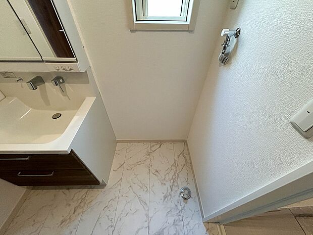 5号棟【ランドリースペース】毎日使う洗濯機。しっかりと奥行きのある置き場が確保されています。