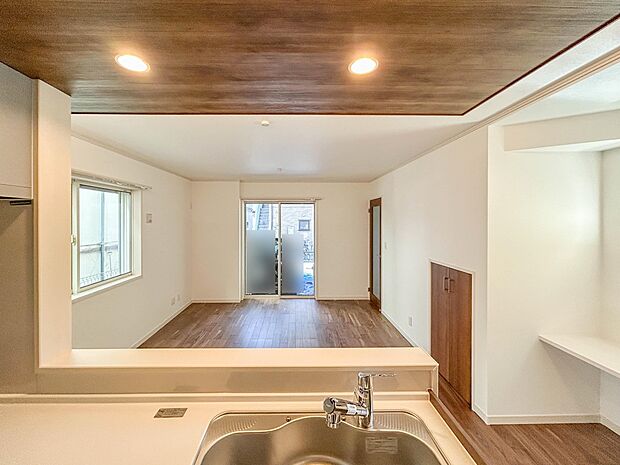 5号棟【LDK15.8帖】 リビングにいるお子様と会話をしながら家事ができるカウンターキッチン。いま手があいているか、忙しそうなのか相手の様子を伺いながらコミュニケーションをとる訓練にもなり…