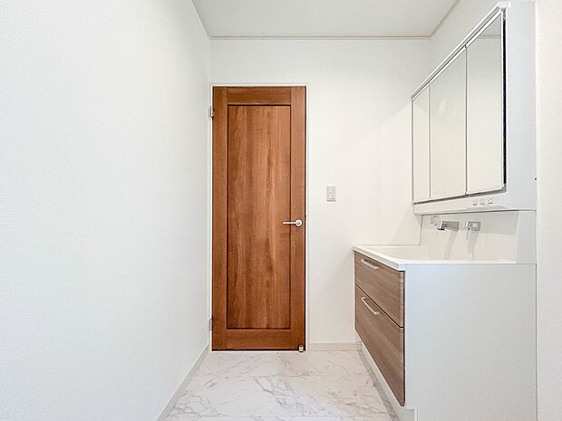 5号棟【脱衣所】洗面所は小さなプライベートスペース。歯磨き、洗顔と毎日施す個人空間。