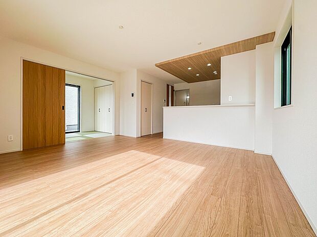 【リビング】インテリアショップで見掛けた「あの家具」も置ける、ゆったりとした空間。時に広さが上質な寛ぎの時間になる事も。