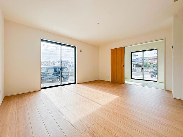 【リビング】光が溢れ、風も溢れ、居心地のよい住空間、自然体で過ごせる住空間にリビングを。それは住むというシンプルなカタチをどこまでも追求してきた結果です。新築の厳かな居住性を身体全体で感じて…