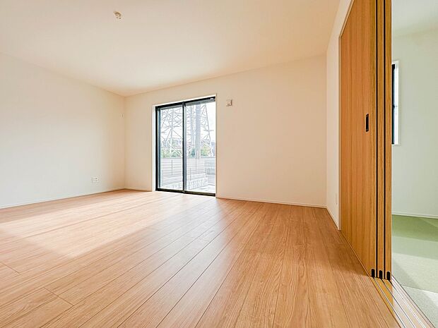 【リビング】リビングには和室が併設されているので、リビング空間を広く演出してくれます。