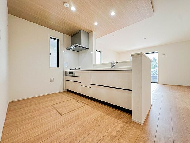 【キッチン】三口コンロで料理の幅を拡げてくれる使いやすいシステムキッチンを採用。洗い場も大きいので野菜や食器を洗ったりする際にも捗り、奥様の強い味方となってくれるはずです。