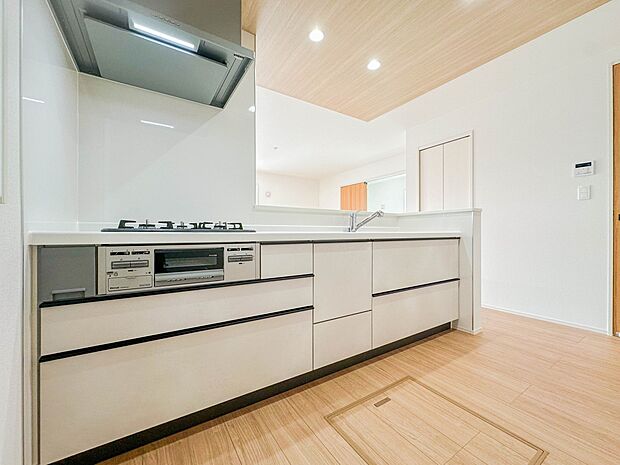 【キッチン】ナチュラルな自然光の中での調理。会話が弾む対面型キッチン。お洒落な食器類を余裕で収納できるスペース。動きやすい女性目線のキッチン動線。これからはお料理をつくる時間が劇的に変わりま…