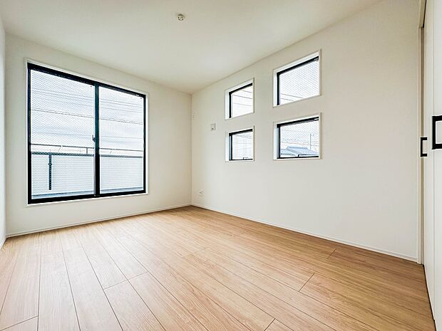 【子供部屋】お子様のお部屋にぴったりなクロークを備えたフローリング仕様の洋室です。