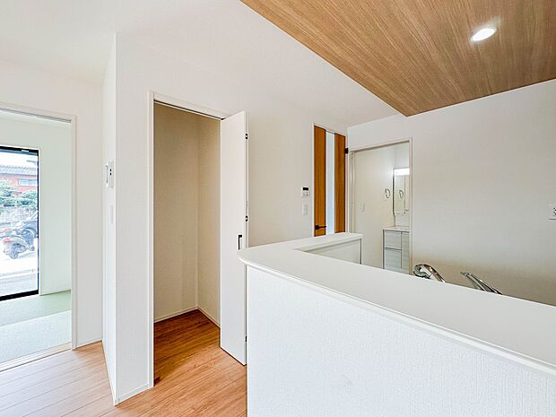 【パントリー(食料庫)】 常温保存できるパン、お米、調味料、缶詰など、日常的に使うものや未開封の食品の収納にぴったり。棚にものを並べて収納すれば、何が足りないのかひと目で確認できます。