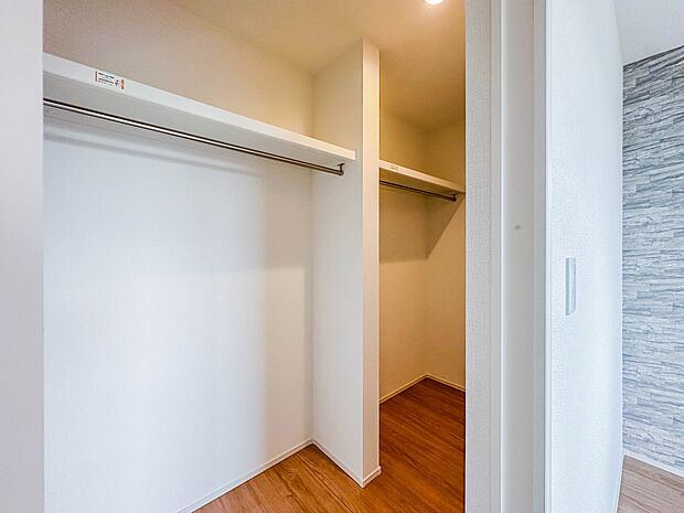 【WIC(ウォークインクローゼット)】たくさんの洋服をかけてもシワになりにくいウォークインクローゼット。洋服以外にも、普段使わない家電やスーツケース、ストック品など何でも片付く嬉しい空間です…