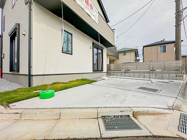 【駐車場-8号棟-】カースペース2台可/駐輪スペース。広々カースペースです。自転車、バイクなども置き場に困りません。