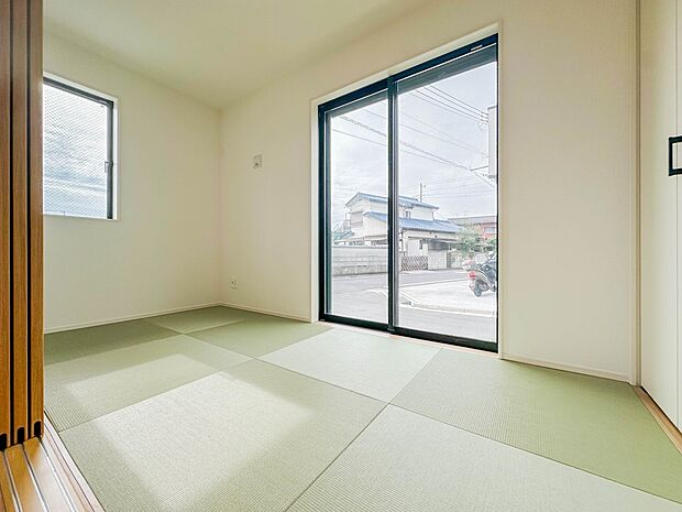 【和室】畳には音を吸収する作用があるので、元気いっぱいのお子さんの遊び場所として、最適な空間となるでしょう。また、クッション性があるのでお子さんが転んでケガをするリスクを軽減してくれます。