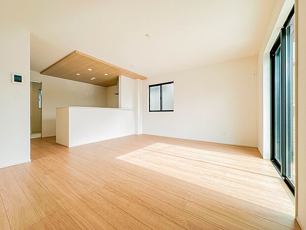 【リビングダイニング】リビングにいるお子様と会話をしながら家事ができるカウンターキッチン。いま手があいているか、忙しそうなのか相手の様子を伺いながらコミュニケーションをとる訓練にもなります。…