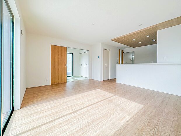 【リビングダイニング】シンプルなデザインの家は風情がある。住む人のこだわりを感じる。外観も内装もいたってシンプル。居心地がよく、家事や趣味、子育てなどにも集中できる。家も人間も熟成するほどシ…