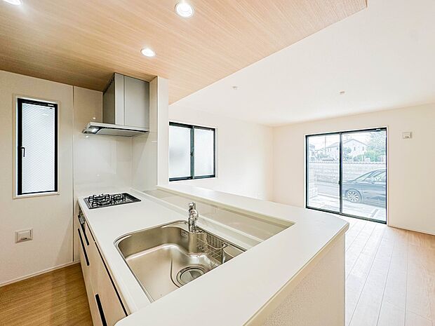 【ダイニングキッチン】会話でホッとコミュニケーションできるリビング。料理でホッとハピネスになるキッチンなど。人をホッとさせる最新設備・仕様を採用しています。