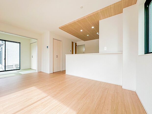 【ダイニング】広々としたリビングダイニング。ゆったりとしたキッチン。生活動線をLDK に集中させ、ご家族が過ごしやすい空間設計にしました。