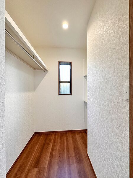 【WIC】WICのメリットの1つ目は、1箇所にまとめて収納が出来ること。2つ目は、衣替えが必要ないこと。3つ目は、扉が少なくなり室内がスッキリ見えること。