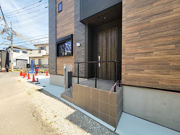 2号棟【玄関】玄関へ向かうまでのアプローチに漂う上質が期待感をもたせます。玄関は建物の顔。落着きを醸し出した自己主張が心に訴えてきます。