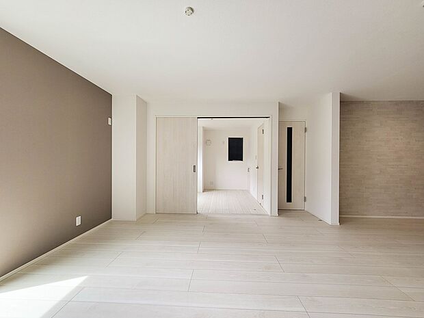 2号棟【リビング18帖】  整然とした空間演出、快適な理想の暮らしの実現は家のみの拘りではなく、そこで暮らす方々にとって素敵な環境であることも挙げられると思います。四季折々の変化が奏でる鼓動…