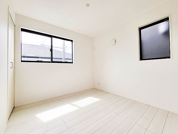 2号棟【4.5帖洋室-】  快適に過ごす条件は、一人ひとり違います。だからこそ飾り過ぎないシンプルな内装と偏り過ぎないデザインで統一しました。暮らしの中でオーナー様だけの【マイホーム】に創り…