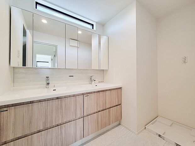 2号棟【洗面台】 十分な大きさの洗面台は、身だしなみチェックや歯磨きなど、朝の慌ただしい時間でもホテルライクなスペースで余裕とゆとりを感じて頂けます。