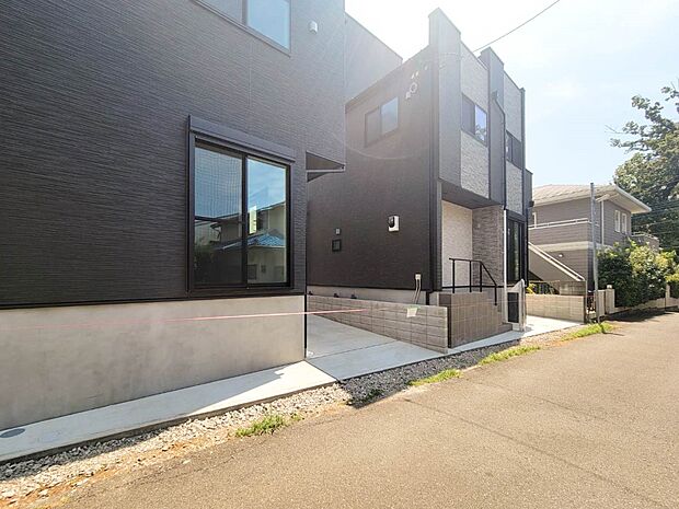 2号棟【前面道路西側4.0ｍ　公道】車の通行が少ないので、静かな住環境を維持することができます。