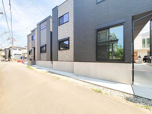 2号棟【前面道路　公道】車の通行が少ないので、静かな住環境を維持することができます。