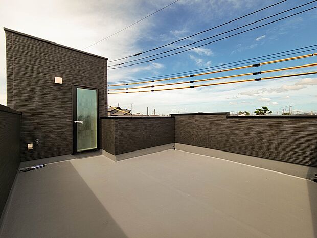 2号棟【バルコニー】  バルコニーから差し込む陽光・通風は、住環境・快適性と共に有り続ける貴重な「財産」です。