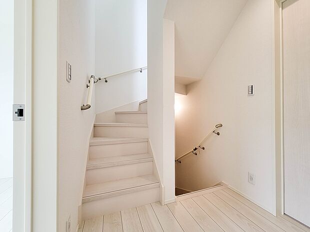 2号棟【手すり付階段】手すりがないと階段の昇り降りで危険なことはもちろん、壁に手をつきながら歩くことで壁紙が汚れやすくなります。すべての方に快適に昇り降りしていただくため、手すりを設置しまし…