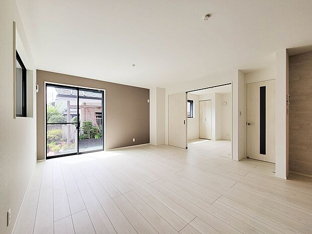 2号棟【ダイニングキッチン】会話でホッとコミュニケーションできるリビング。料理でホッとハピネスになるキッチンなど。人をホッとさせる最新設備・仕様を採用しています。