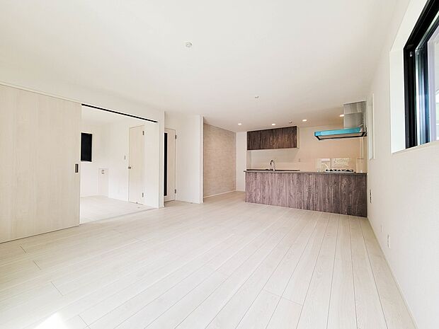 2号棟【Dining】ダイニングテーブルを置いても十分な広さが確保されています。