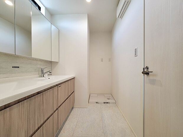 2号棟【脱衣所】洗面所は小さなプライベートスペース。歯磨き、洗顔と毎日施す個人空間。