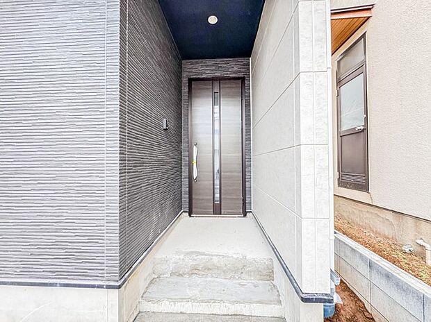 【玄関】家の顔となる玄関は、高いデザイン性が求められます。高級感と断熱性、防犯性に優れた玄関ドアを標準装備。ピッキング対策のセキュリティサムターン等、防犯に考慮しました。