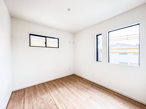 【5.2帖洋室-】 快適に過ごす条件は、一人ひとり違います。だからこそ飾り過ぎないシンプルな内装と偏り過ぎないデザインで統一しました。暮らしの中でオーナー様だけの【マイホーム】に創り上げて…