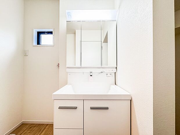 【三面鏡洗面化粧台】 ミラーを手前に引けば、楽な姿勢で髭剃りやメイクができます。合わせ鏡にすればヘアスタイルのチェックもラクラク。洗面化粧台のミラー裏にはたっぷり入る収納スペースを設けてい…