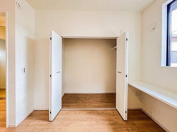 【リビング収納】リビングにも収納!!各部屋に収納完備その他の箇所にも収納があり便利です。