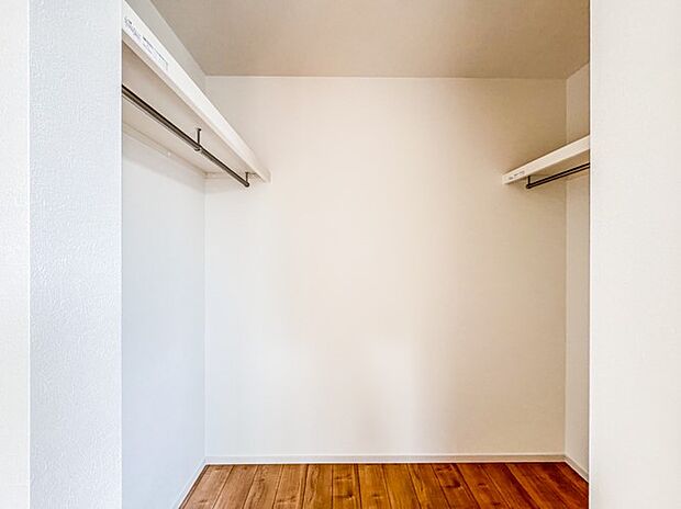 【WIC（ウォークインクローゼット）】  たくさんの洋服をかけてもシワになりにくいウォークインクローゼット。洋服以外にも、普段使わない家電やスーツケース、ストック品など何でも片付く嬉しい空間…