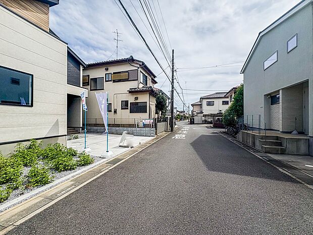 【前面道路5.9m】前面道路は幅員5.9mの公道です。 閑静な住宅街で比較的車の通りも少ないのでお子様も安心です。