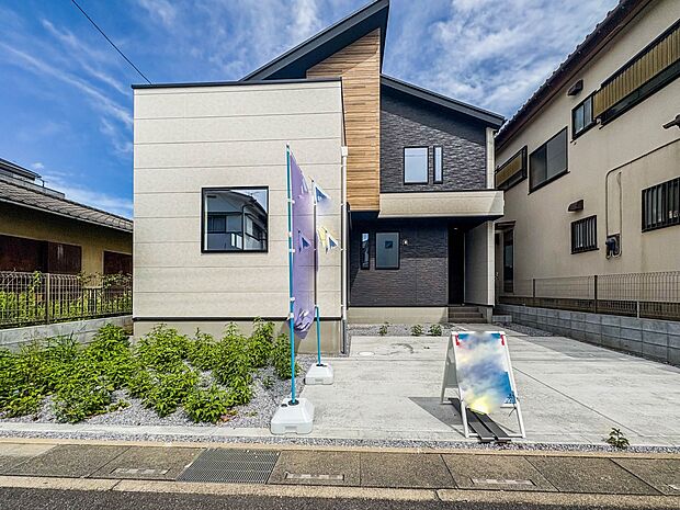 【外観】こちらの物件に少しでもご興味がありましたら、お気軽にお電話下さい。ネット上で「見えない物」「わからない事」でも、実際にご見学いただくことで、手に取るようにおわかりいただけるはずです。…