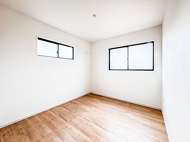 【5.2帖洋室】 シンプルにデザインされた室内。家具やレイアウトでお好みの空間に。