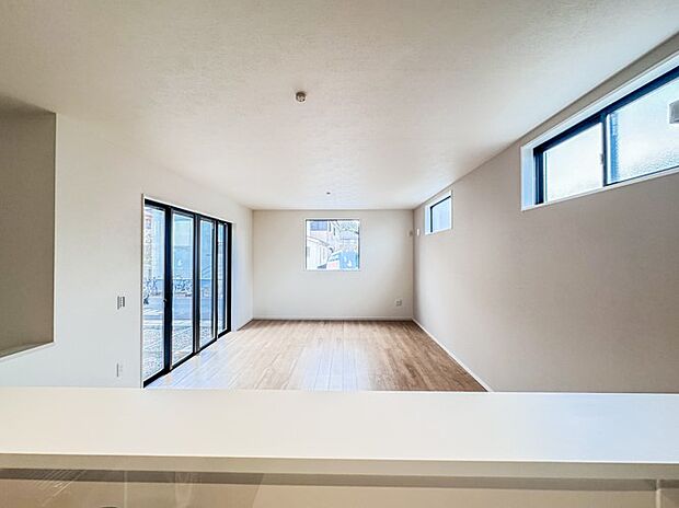 【ダイニングキッチン】会話でホッとコミュニケーションできるリビング。料理でホッとハピネスになるキッチンなど。人をホッとさせる最新設備・仕様を採用しています。