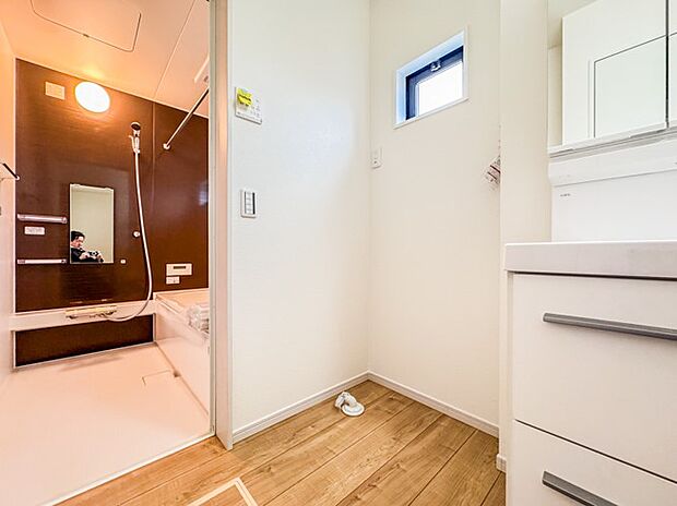 【脱衣所】洗面所は小さなプライベートスペース。歯磨き、洗顔と毎日施す個人空間。