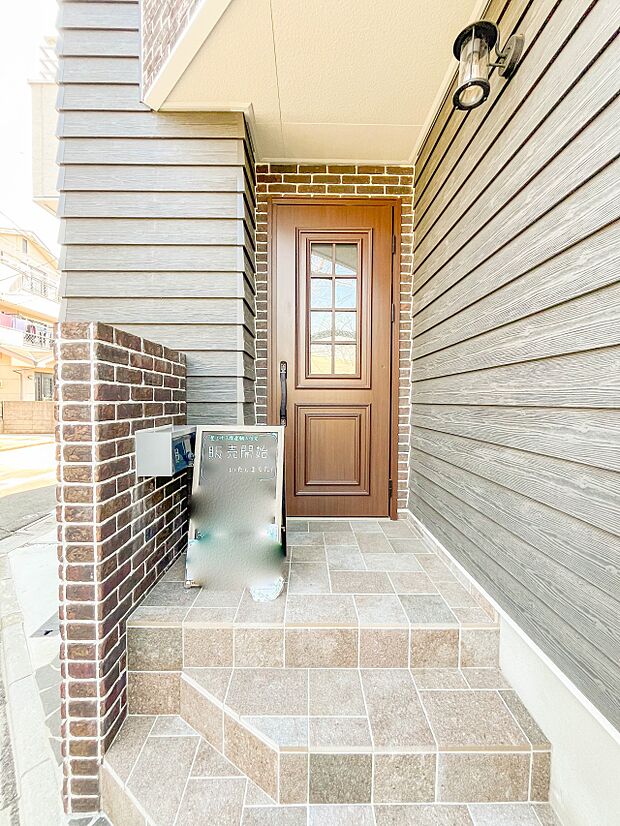 【玄関】玄関はおうちの顔と言われます。玄関アプローチは、外観デザインの印象を左右します。ご家族の個性を出しながら、素敵な玄関でお客様をお迎えしてください。