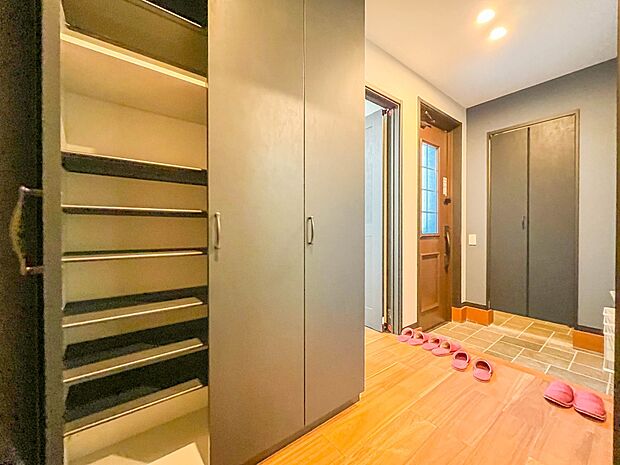 【玄関】スタイリッシュかつ品のある玄関。晴れの日も、雨の日も、風の日も、ご家族やお客さまを安心して迎えます。