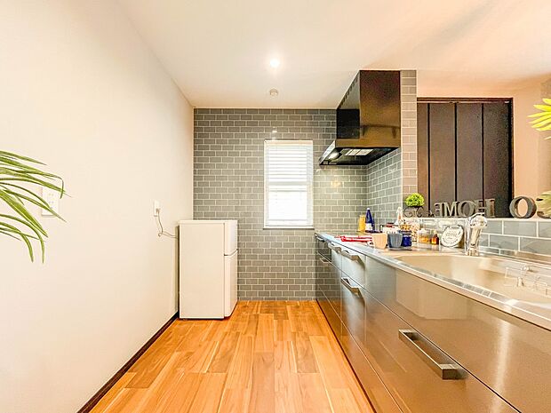 【キッチン】ナチュラルな自然光の中での調理。会話が弾む対面型キッチン。お洒落な食器類を余裕で収納できるスペース。動きやすい女性目線のキッチン動線。これからはお料理をつくる時間が劇的に変わりま…